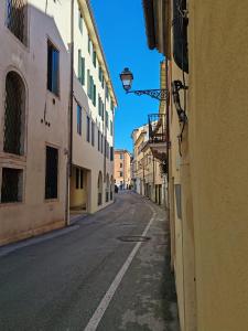 una calle vacía en un callejón con edificios en Angel's Suite en Vicenza