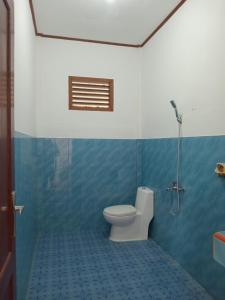 uma casa de banho com um WC e um chuveiro em Matraville guesthouse em Tuktuk Siadong