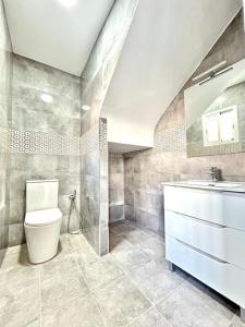 La salle de bains est pourvue de toilettes et d'un lavabo. dans l'établissement Hispalis Aznalcázar, à Aznalcázar