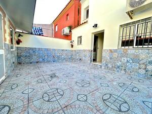 un patio con suelo de mosaico en un edificio en Hispalis Aznalcázar, en Aznalcázar