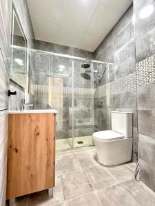 uma casa de banho com um chuveiro, um WC e um lavatório. em Hispalis Aznalcázar em Aznalcázar