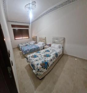 - une chambre avec 2 lits dans une chambre au plafond dans l'établissement Résidence MIMOUNA FAMILY, à Tanger 6 autres photos