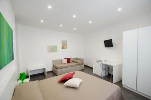 sypialnia z łóżkiem, kanapą i biurkiem w obiekcie Sea Salt w mieście Porto Cesareo