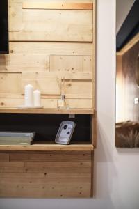 un mando a distancia sentado en una estantería de madera en una habitación en Nisa Kub Residence, en Hărman