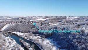 eine Luftansicht auf den Fluss Shakespeare im Schnee in der Unterkunft SMARAGD RIVER near Rastoke & Plitvice Lakes in Slunj