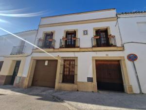 un edificio bianco con due porte da garage e due balconi di Casa Consuelo a Jerez de la Frontera Altre 18 foto