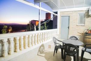 balcón con mesa, sillas y ventana en Aranaz bardenas, en Cadreita