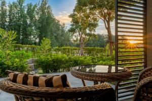 邦濤海灘的住宿－Cassia Residences by NLA，享有美景的庭院配有桌椅。