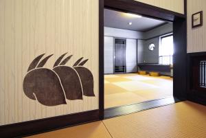 伊豆市にある五葉館の壁画の扉付きの部屋