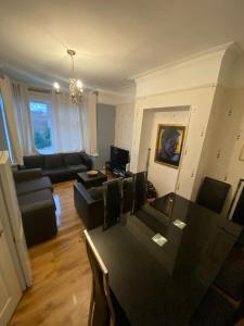 sala de estar con sofá y mesa en Three Bedroom Flat, Camborne Avenue W13, en Londres