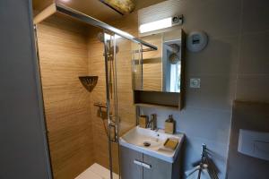 Koupelna v ubytování L'Hôtel Enfoncé, chambres d'hôtes