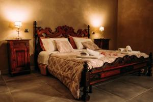 1 dormitorio con 1 cama grande con marco de madera en Masseria PerBacco Country House, en Bellona