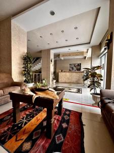 sala de estar con mesa y sofá en Hotel Seven Park, en Nevşehir