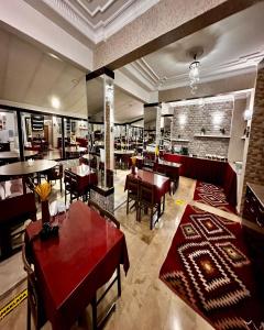 een restaurant met tafels en stoelen in een kamer bij Hotel Seven Park in Nevsehir