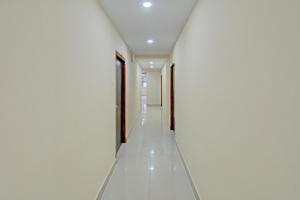 korytarz budynku z białymi ścianami i podłogami w obiekcie Super OYO Flagship 80823 Hotel Sitara Grand w mieście Visakhapatnam