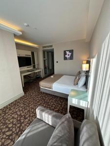 pokój hotelowy z łóżkiem i kanapą w obiekcie The Conforium Hotel Van w mieście Wan
