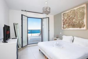 een slaapkamer met een bed, een tv en een raam bij Luxury apartment - Sea view - Private parking - BP in Beausoleil +31 foto's
