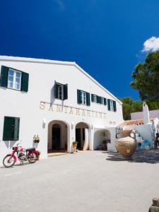 a building with a bike parked in front of it at Agroturismo Santa Mariana in Alaior