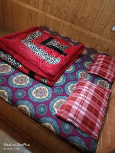 uma caixa com dois cobertores e duas almofadas em HOTEL TOWN PALACE SRINAGAR em Srinagar