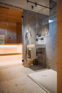 un baño con lavabo y ducha en MeinNATURGUT mit Sauna, en Oberstaufen 23 fotos más