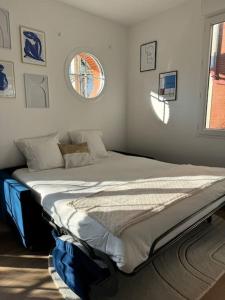 - une chambre avec un grand lit dans l'établissement Studio proche paris avec jardin, à Saint-Gratien