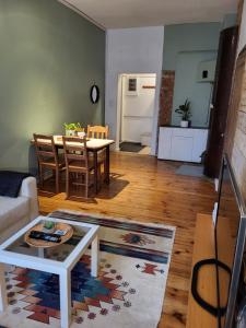 Old Town Family Apartment في فالغا: غرفة معيشة مع طاولة وغرفة طعام