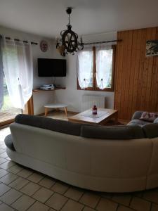 sala de estar con sofá y mesa en Chalet les Lurins, en Villarlurin