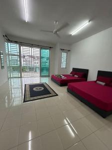 Una cama o camas en una habitación de Az-zahra Home Stay Kulim Hi-Tech