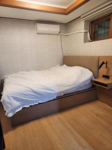 Llit o llits en una habitació de Hwarangdae Station One-room House