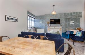 ヨークにあるClearly Apartments Bootham Yorkのリビングルーム(青いソファ、テーブル付)
