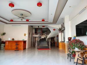 eine Lobby mit einer Treppe in einem Gebäude in der Unterkunft Nhà Nghỉ Như Ý Ngã 6 in Pho Mới