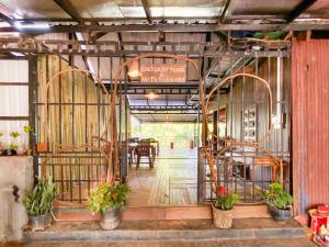uma entrada para um restaurante com uma gaiola para pássaros em Backpacker Hostel and Jungle Trekking em Banlung