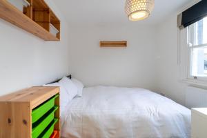 سرير أو أسرّة في غرفة في Luxury 3 Bed House in Central Wimbledon Sleeps 7