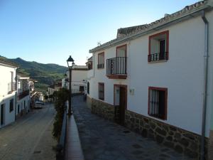 a street with white buildings and a street light at Casa Sardiguera in Montecorto