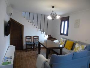 sala de estar con sofá azul y mesa en Casa Sardiguera, en Montecorto