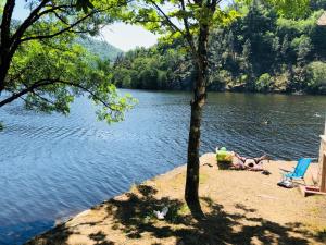 een persoon die op de oever van een meer ligt bij Camino a Santiago habitaciones in Villasante