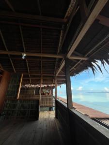 a building with a view of the ocean at Junior Homestay in Kri