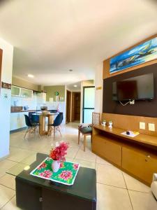sala de estar con mesa y cocina en Flat confortável e bem localizado, en Natal