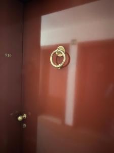 Una puerta con un anillo de oro. en Nauthotel, en Grado