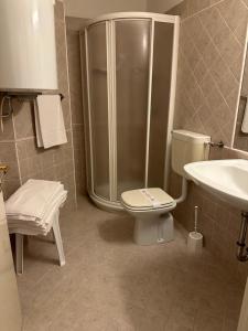 グラードにあるNauthotelのバスルーム(シャワー、トイレ、シンク付)