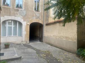 un bâtiment avec un tunnel menant à un bâtiment dans l'établissement Dijon Studio *Balnéo du Condorcet*, à Dijon