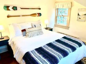 A bed or beds in a room at INCREDIBLE Northern Westchester Historic Hideaway