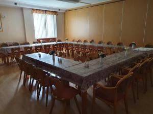 uma grande sala de conferências com uma mesa longa e cadeiras em Landhaus Sorbitzgrund em Rohrbach