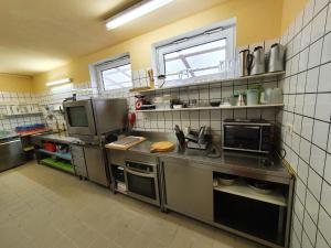 una cocina con una gran encimera de acero inoxidable en Landhaus Sorbitzgrund, en Rohrbach