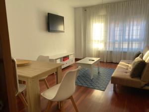 a living room with a table and a couch at Apartamento en Anero in Anero