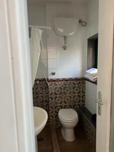 La salle de bains est pourvue de toilettes et d'un lavabo. dans l'établissement Villa Venturini, à Trecase