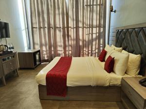 VITS Panchgani客房内的一张或多张床位