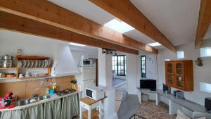 Beautiful 1-Bed House 'Oficina' Finca Vistamar في سالوبر: مطبخ مع حوض و كونتر توب
