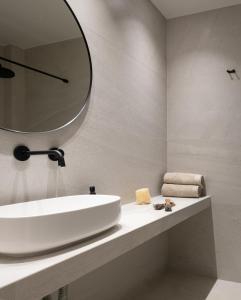 La salle de bains est pourvue d'un lavabo et d'un miroir mural. dans l'établissement Philoxenia Hotel, à Psakoudia