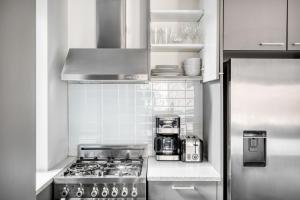Una cocina o kitchenette en E Village 1br w gym wd doorman nr Union Sq NYC-278